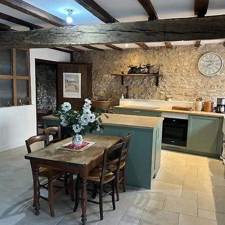 Le Moulin De Giroir بيت للعطل