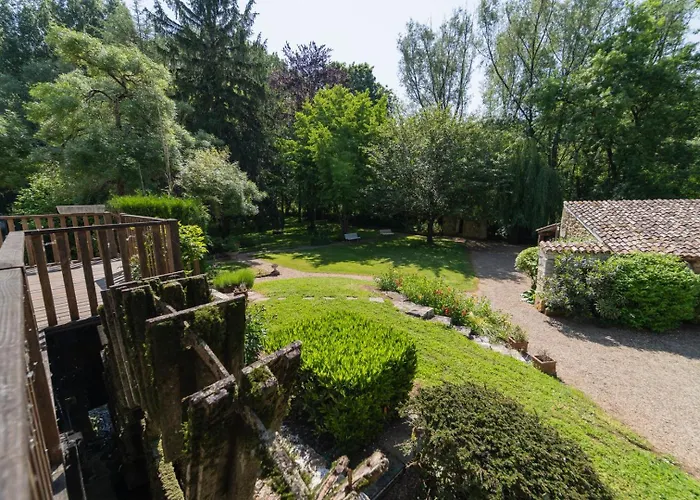 Le Moulin De Giroir بيت للعطل